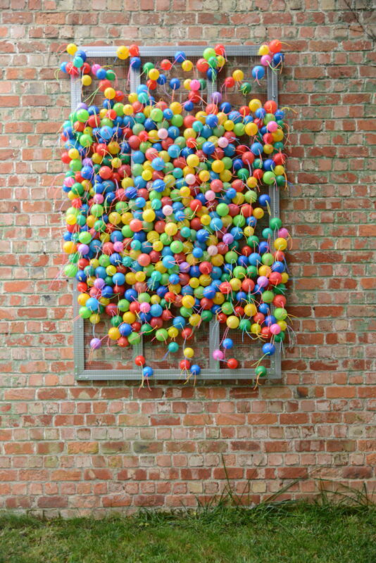 "Le plongeon : jette-toi à l'eau !", 2021 - Balles multicolores (piscine à balles de récupération) sur grillage et profilés métalliques (chutes de chantier) - L 121 cm x H 196 cm x Ép 12 cm